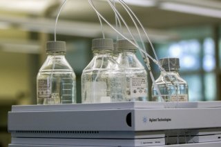 L'équipement utilisé pour tester les substances connues sous le nom de PFAS, dans l'eau potable (Photo d'illustration). KEYSTONE/AP The Grand Rapids Press/CORY MORSE